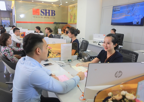 Khách hàng giao dịch tại SHB.